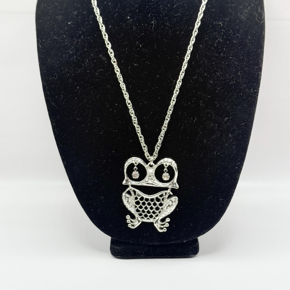 Vintage 23" Silver Tone Chain Frog Amphibian Pendant Necklace w/ Rhinestone Eyes - Picture 2 of 8
